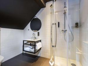 德累斯顿德累斯顿新城温德海姆特莱普酒店的带淋浴和盥洗盆的浴室