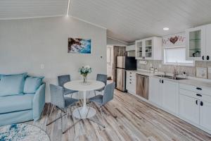 佩恩提德波斯特Modern & Cozy stand-alone apartment - perfect stay的厨房配有桌椅和蓝色沙发。