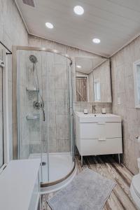佩恩提德波斯特Modern & Cozy stand-alone apartment - perfect stay的带淋浴、卫生间和盥洗盆的浴室