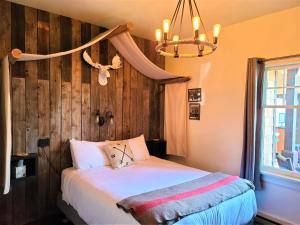 莱文沃思Mrs. Anderson's Lodging的一间卧室配有一张床和一个吊灯