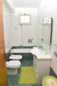 帕洛港APARTMENT IN VILLA (NEAR THE SEA)的浴室配有2个盥洗盆、卫生间和浴缸。