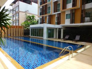 乌隆他尼1 Double bedroom Apartment with Swimming pool security and high speed WiFi的大楼前的游泳池