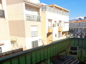 拉斯加比亚斯2 bedrooms appartement with balcony and wifi at Las Gabias的从大楼的阳台上可欣赏到风景