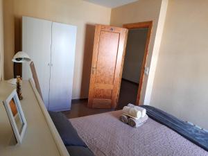 拉斯加比亚斯2 bedrooms appartement with balcony and wifi at Las Gabias的一间卧室配有一张床和一扇木门