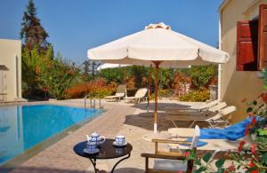Heliopetra independant studios -village close to beaches -sharing a large pool内部或周边的泳池