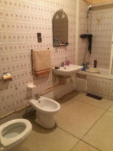 卡萨布兰卡Property located in a quiet area near the train station的一间带卫生间和水槽的浴室