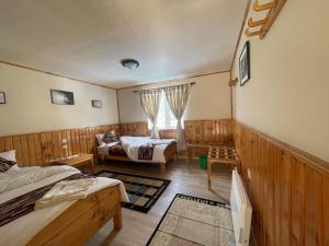 Nāmche Bāzār全景山林小屋和餐厅的小房间设有两张床和窗户