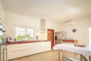 Villa Sol Grande - Exclusive 5 Bedroom Villa - Great Pool Area - Perfect for Families的厨房或小厨房
