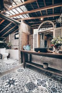 塔巴南Batukaru Coffee Estate的浴室配有盥洗盆和浴缸。