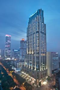 广州广州方圆奥克伍德豪景酒店公寓的夜晚在城市的高楼