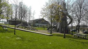 石勒苏益格多姆霍特尔住宿加早餐旅馆的公园设有带滑梯和长椅的游乐场