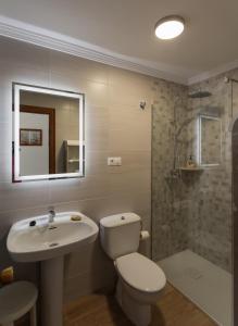 孔佩塔Apartamento Rural Antares的浴室配有卫生间、盥洗盆和淋浴。