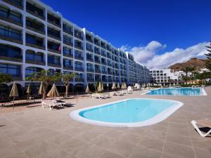 莫甘Riviera Peace的一座大型酒店,在一座建筑前设有一个游泳池