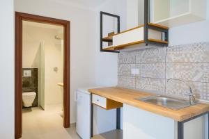 利迈纳里亚Villa Lithi的一间带水槽和卫生间的小厨房