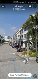 吉隆坡LSN Hotel (KL) Sdn Bhd的停车场内有车辆的街道