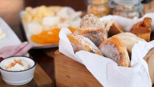 蓬塔德尔加达Herdade do Ananás的桌子上一篮木头的一大堆甜甜圈