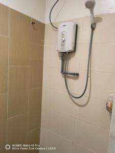 吉隆坡LSN Hotel (KL) Sdn Bhd的带淋浴喷头的浴室