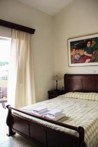 Ágios IoánnisAqualand Resort的一间卧室配有一张床,上面有两条毛巾