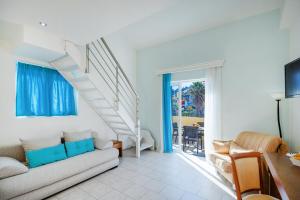 Ágios IoánnisAqualand Resort的带沙发和楼梯的客厅