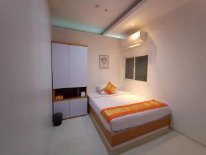马卡萨Arawa Traveller's Inn Motel的一间小卧室,配有床和窗户