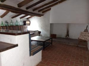 科尔努德利亚Molí dels Aubins的一间设有桌子和砖地板的客厅