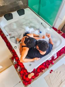 戈亚斯州上帕莱索Pousada Araras的两人在玫瑰浴缸中的蛋糕