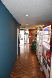 大阪Hotel Mikado的便利店的走廊,设有自动售货机