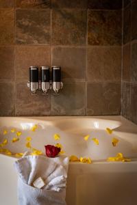 坎莫尔熊及野牛乡村酒店的浴缸里有两个蜡烛,上面有黄色的叶子