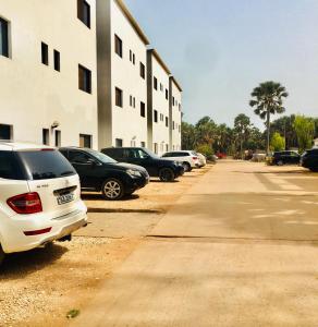 班珠尔Gambia Seafront Central的停在大楼旁边的一排停车车