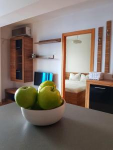 克卢日-纳波卡Cosy one bedroom apartment, close to Iulius Mall的坐在厨房柜台上的一碗绿色苹果
