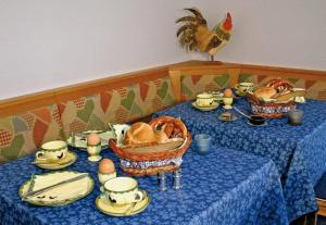 蒂蒂湖-新城希尔瓦尔德酒店的一张桌子,上面有蓝桌布,上面有鸡