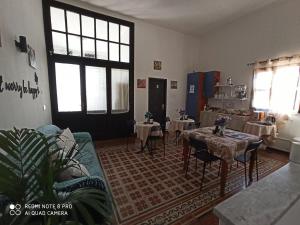 巴勒莫Stanze Di Leo的一间客厅,客厅内配有桌椅