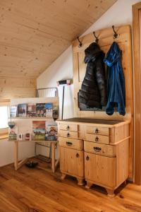 SchnepfauFerienwohnung Berchtold的客房设有书桌和一些木制橱柜。