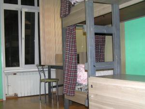 顿河畔罗斯托夫巴孔斯基旅舍的一间卧室配有双层床、书桌和椅子