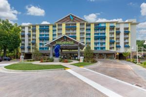 加特林堡Margaritaville Resort Gatlinburg的前面有一座大建筑的酒店