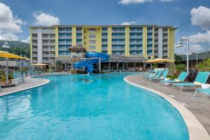 加特林堡Margaritaville Resort Gatlinburg的一个带椅子的大型游泳池和一间酒店