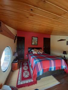索波El Pedregal Sopó的一间卧室设有一张床和木制天花板