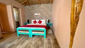 圣佩德罗·德·阿塔卡马Ickota B&B的一间卧室设有一张床和砖墙