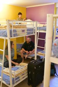 斯普利特Outlanders Tribe Hostel的一组坐在双层床上的人