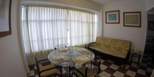 墨西哥城艾薇拉公寓式酒店的客厅配有玻璃桌和沙发