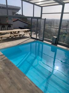 villa 12 pers climatisée, piscine chauffée couverte ou non,2km mer, golf, jardin内部或周边的泳池