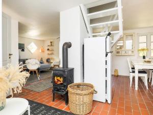 斯卡恩4 person holiday home in Skagen的一间带炉灶和梯子的客厅