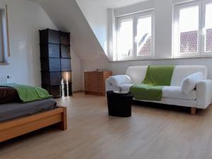 Sulzdorf an der LederheckeGesundheits- und Wohlfühlzentrum Matz的客厅配有沙发和1张床