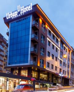 伊斯坦布尔Urban Hotel Bomonti的前面有标志的建筑