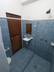 巴卡拉尔Posada Antonia Bacalar的一间带水槽和卫生间的浴室