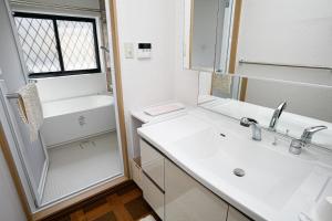 东大阪市Gairoju / Vacation STAY 2561的白色的浴室设有水槽和镜子
