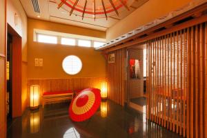 长野长野地产大酒店的一间设有红色长凳和窗户的房间
