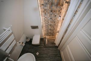 巴统Hilltop Batumi的一间带卫生间和淋浴的小浴室