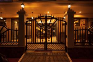 西里古里Rajdarbar Hotel & Banquet, Siliguri的建筑的大门,上面有灯