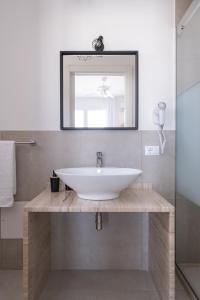 圣维托罗卡波B&B Villa Sara的浴室设有白色水槽和镜子